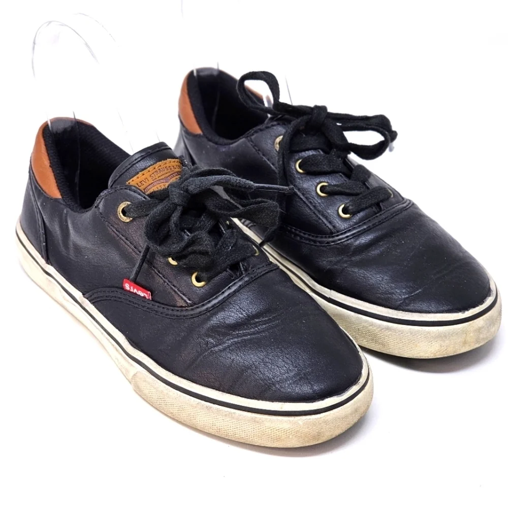 Levi’s ✦ Boys Logo Sneakers ✦ Black Vegan Leather Low-Top Red Accents Youth 4